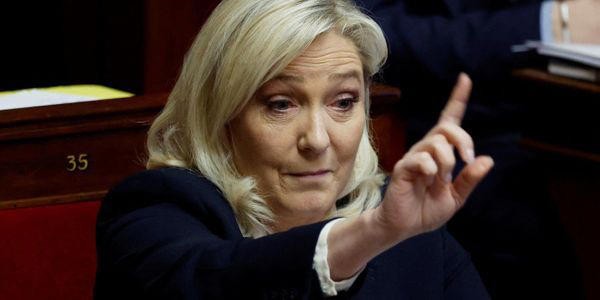 La cheffe des députés RN, Marine Le Pen a promis de s’opposer à la réforme des retraites, bientôt débattue à l’Assemblée nationale, en faisant usage de « toutes les armes » offertes par la démocratie. © REUTERS/Gonzalo Fuentes