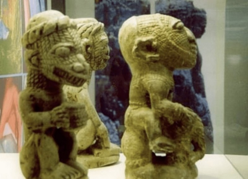 À gauche : figure de Nomoli avec tête de lézard et corps humain. À droite : Figure humaine chevauchant un éléphant, de taille disproportionnée. © Domaine public