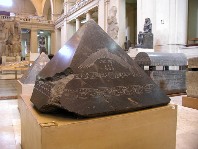 Pierre de Benben de la pyramide d’Amenemhat III, XIIe dynastie. Musée égyptien, Le Caire. © Crédit d’image: Wikimedia Commons