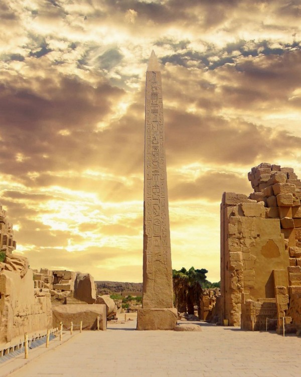L’obélisque de Thoutmôsis Ier à Karnak. C’est le dernier des quatre obélisques qui se trouvaient à l’origine devant le quatrième pylône, qui, à l’époque de Thoutmôsis Ier, était l’entrée du temple de Karnak. L’obélisque mesure 71 pieds 21,7 mètres de hauteur, repose sur une base de 6 pieds 1,8 mètre carré et pèse environ 143 tonnes. © Crédit d’image: Mahmoud Ahmed | Sous licence de Dreamstime.Com (photo éditoriale / commerciale)